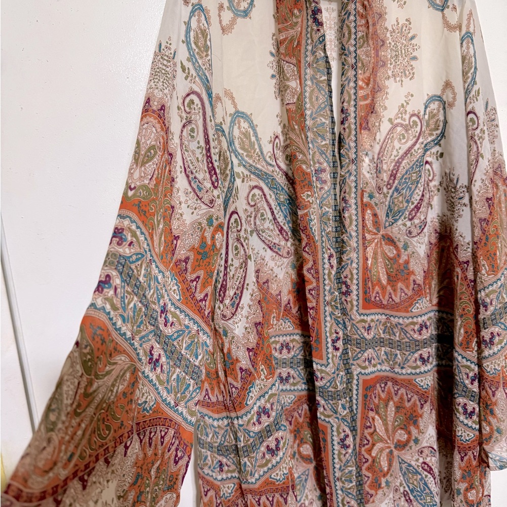 Slightly used item. Wear as a beach cover up, or as a shawl.
